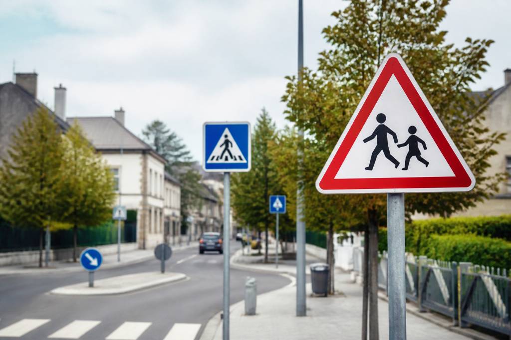 Apprendre les panneaux de signalisation gratuit : méthodes et ressources en ligne