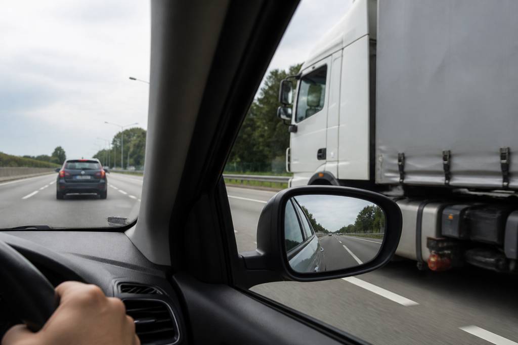 Angle mort : définition, dangers et conseils pour les éviter